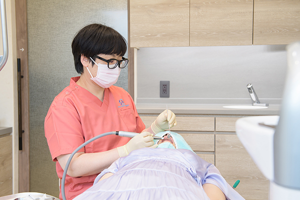 歯科衛生士による歯のクリーニンング